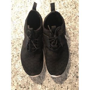 Black Nike Tennis Shoes